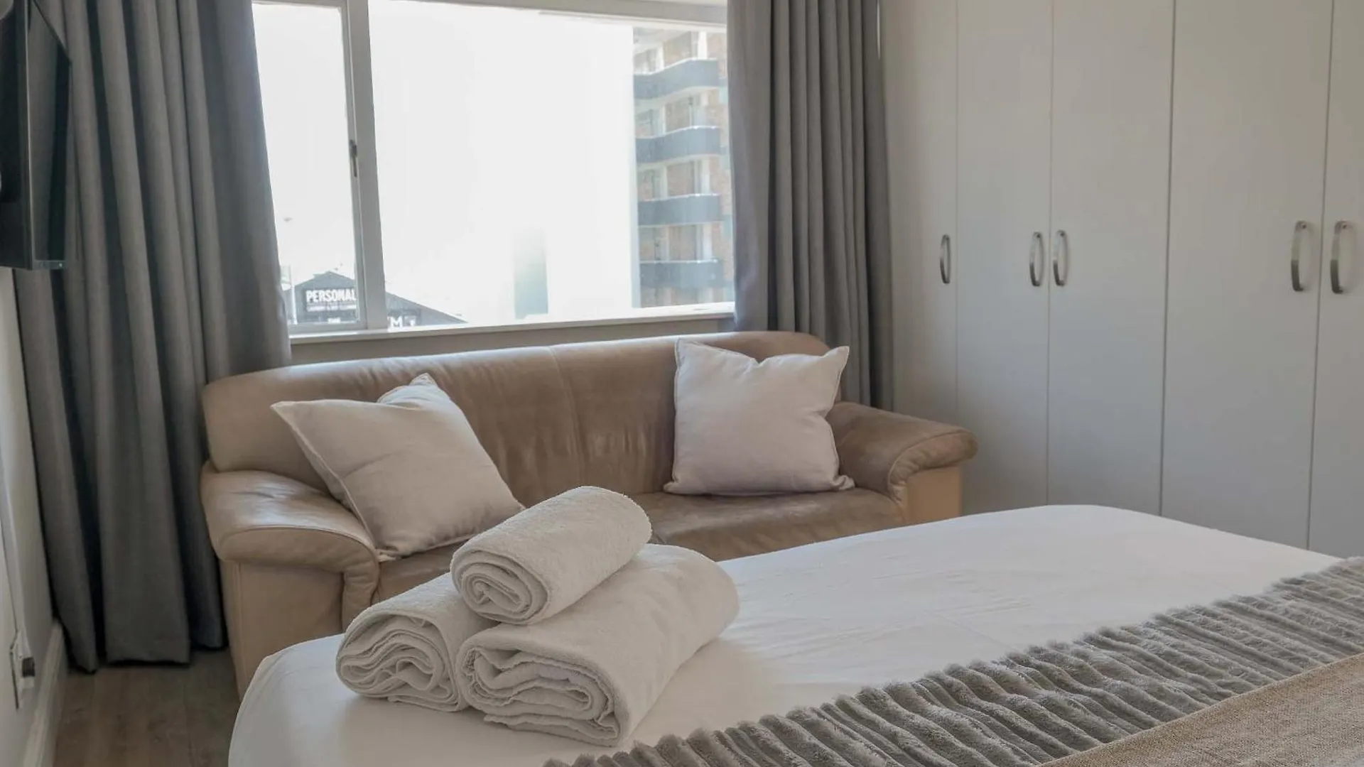 Coastal City Vibes - Stylish 2-Bedroom Kapstadt 0*,  Südafrika