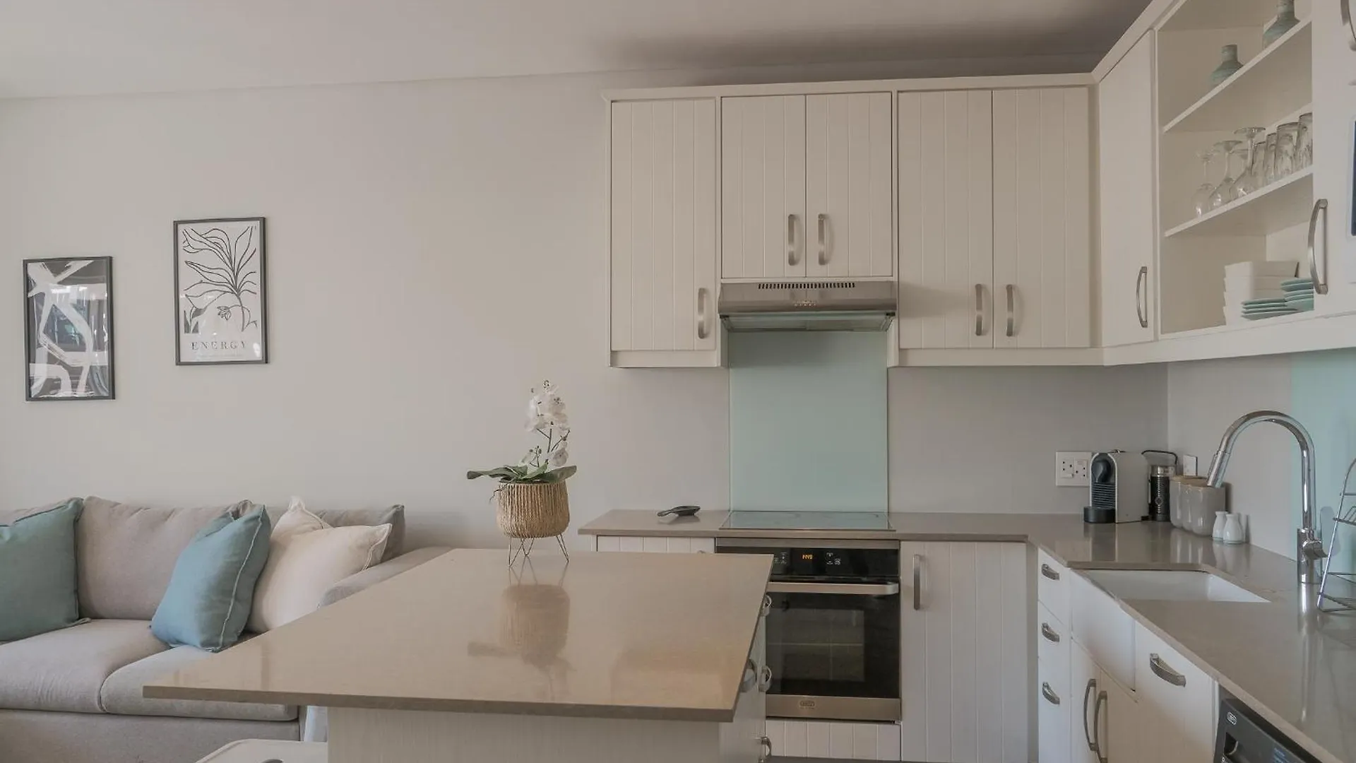 Coastal City Vibes - Stylish 2-Bedroom Kapstadt 0*,